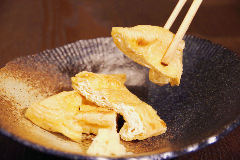 お揚げ焼き：こちらも福西豆腐店のお揚げです。ふっくらと、しかし豆腐の味がしっかりしていておいしいです！